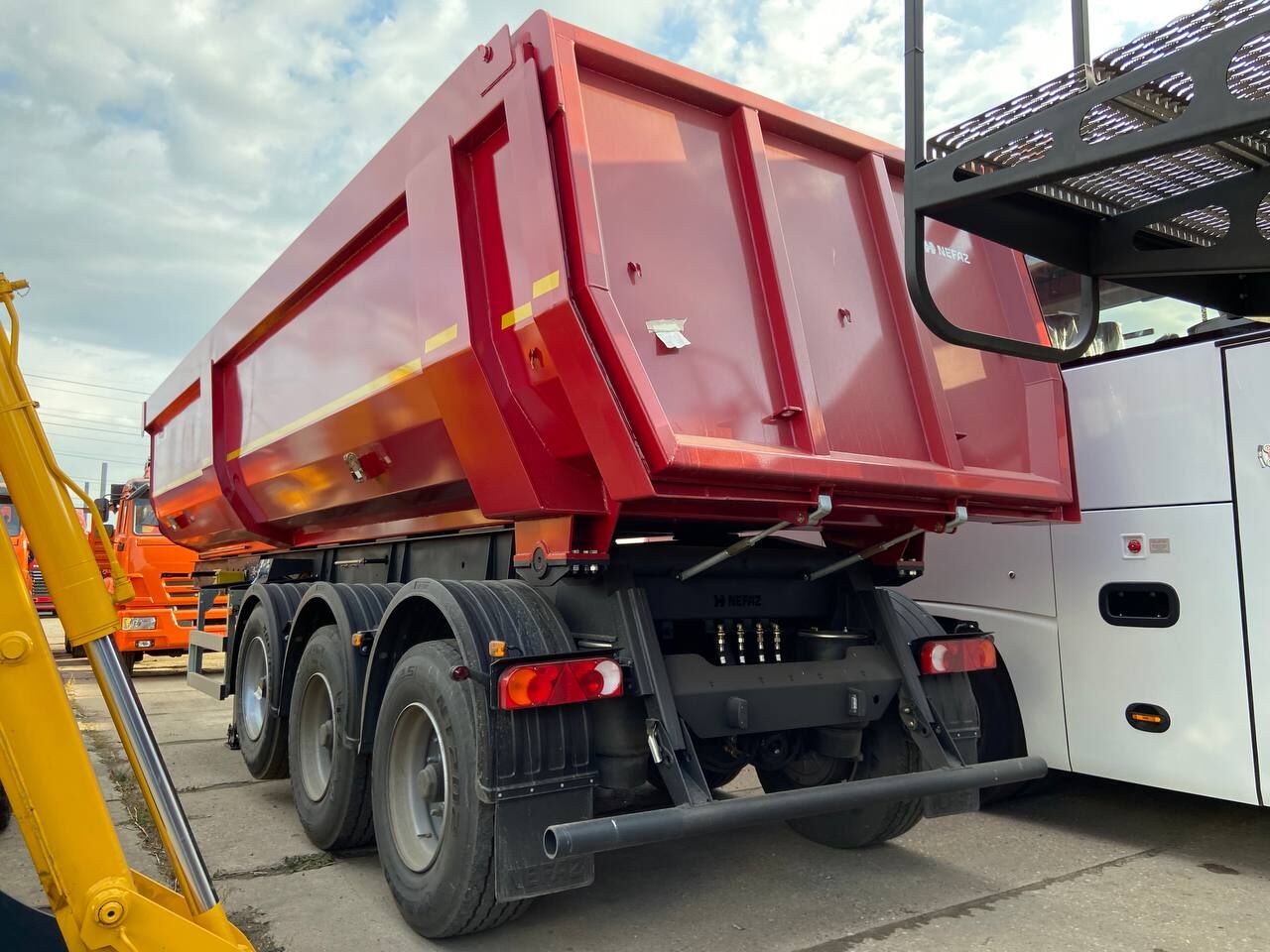 Прицеп самосвальный Нефаз 8560