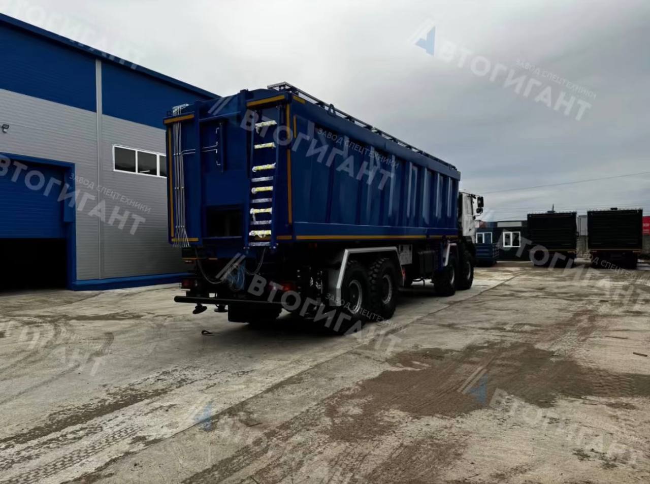 Автомобиль проппантовоз на шасси МАЗ 6526